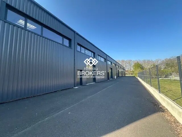 Flex dans Bernes-sur-Oise à louer Photo du bâtiment- Image 1 de 2