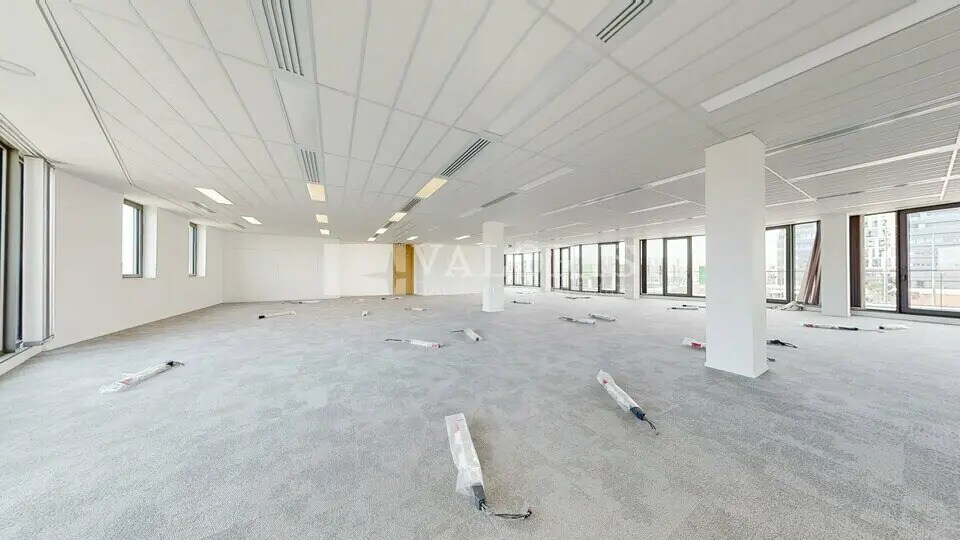 Bureau dans Vénissieux à louer - Photo du bâtiment - Image 2 de 11