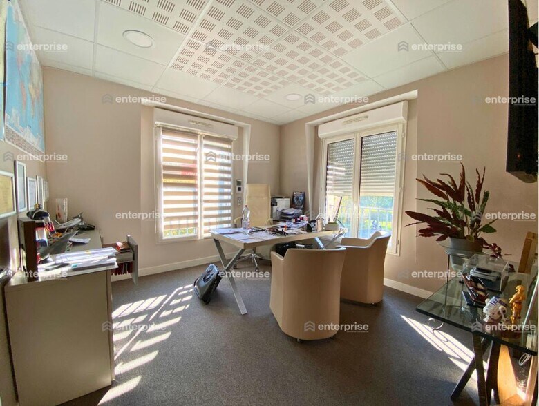 Office in Vineuil-Saint-Firmin for sale - Interior Photo - Image 2 of 7