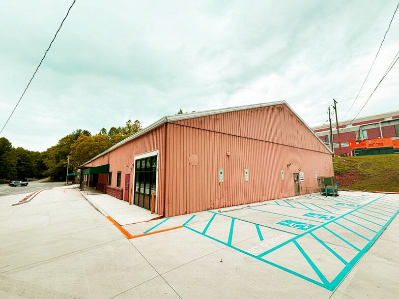 68 Sweeten Creek Rd, Asheville, NC à louer - Photo du bâtiment - Image 3 de 5