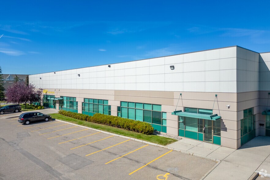 2730 39th Ave NE, Calgary, AB à louer - Photo du bâtiment - Image 2 de 5