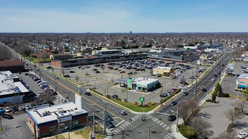 1304-1354 Hicksville Rd, Massapequa, NY à louer - Vidéo sur l’inscription commerciale - Image 2 de 12