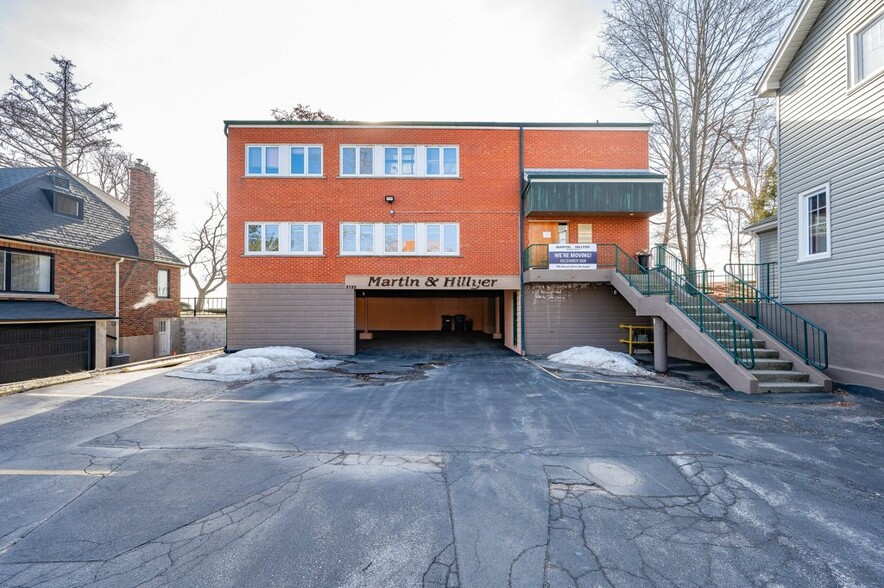 2122 Lakeshore Rd, Burlington, ON à vendre - Photo du bâtiment - Image 3 de 19