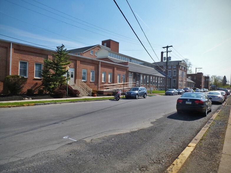 401 E Louther St, Carlisle, PA for lease - Building Photo - Image 2 of 8