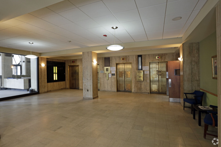 8-18 W Market St, Wilkes Barre, PA for lease - Lobby - Image 3 of 11