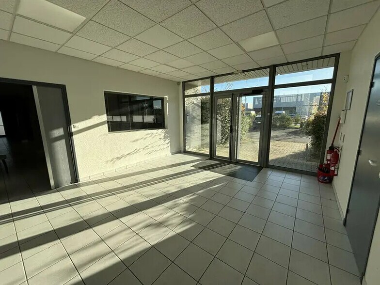 11 Rue Andre Citroen, Genas for lease - Lobby - Image 2 of 14