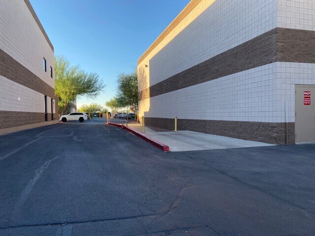 23025 N 15th Ave, Phoenix, AZ à louer - Photo du bâtiment - Image 2 de 8