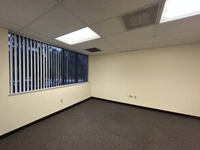 300 Lock Rd, Deerfield Beach, FL for lease Interior Photo- Image 2 of 4