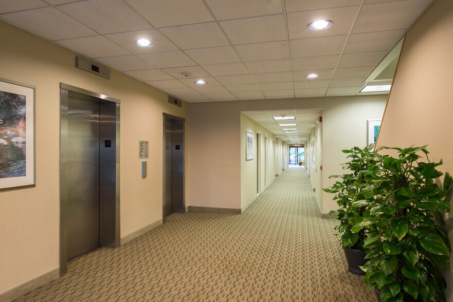 299 Market St, Saddle Brook, NJ à louer - Photo intérieure - Image 3 de 8