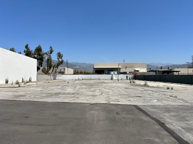 575 S Vincent Ave, Azusa, CA for lease - Building Photo - Image 2 of 7