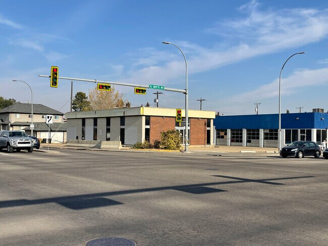 Plus de détails pour 7454 82nd Ave NW, Edmonton, AB - Commerce de détail à louer