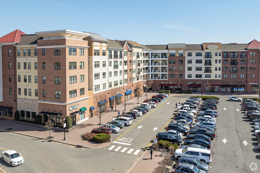 100 Veterans Memorial Dr W, Somerville, NJ à louer - Photo du bâtiment - Image 3 de 8