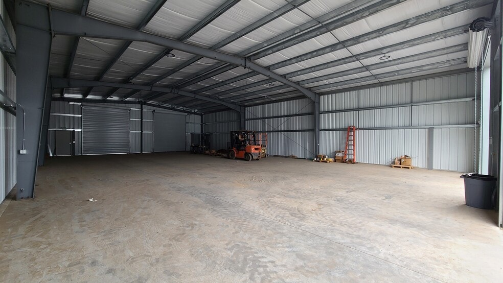 8186 River Rd NE, Keizer, OR for lease - Interior Photo - Image 3 of 7