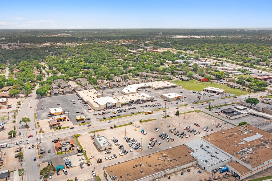 Fairmeadows Shopping Center portfolio of 7 properties for sale on LoopNet.ca - Building Photo - Image 1 of 6