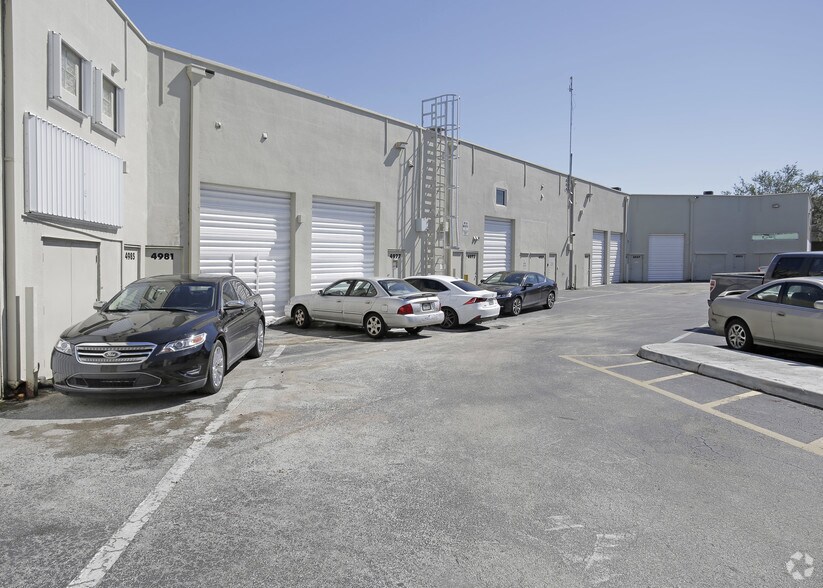 4949-4993 SW 74th Ct, Miami, FL à louer - Photo du bâtiment - Image 3 de 5