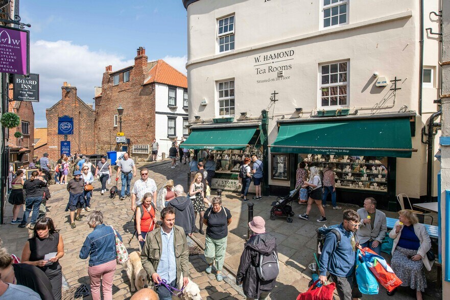 112-113 Church St, Whitby à vendre - Photo du bâtiment - Image 2 de 13
