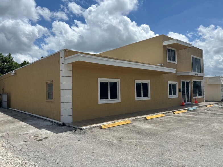 6300-6306 Pembroke, Miramar, FL à vendre - Photo du bâtiment - Image 2 de 11