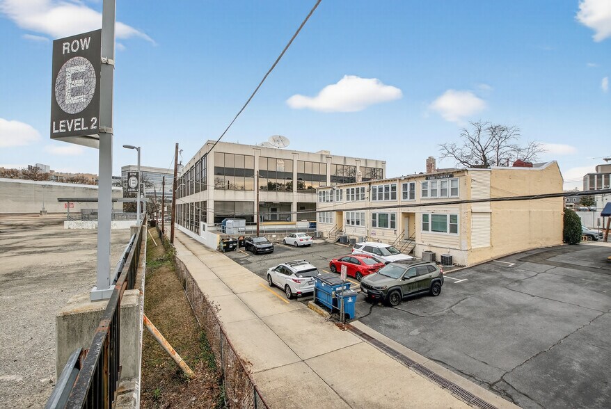 5232-5236 44th St NW, Washington, DC à vendre - Photo du bâtiment - Image 2 de 6