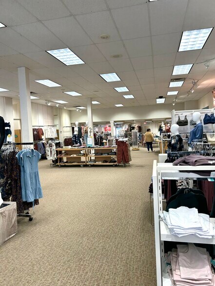 17 N Frederick Ave, Oelwein, IA à vendre - Photo du bâtiment - Image 3 de 4