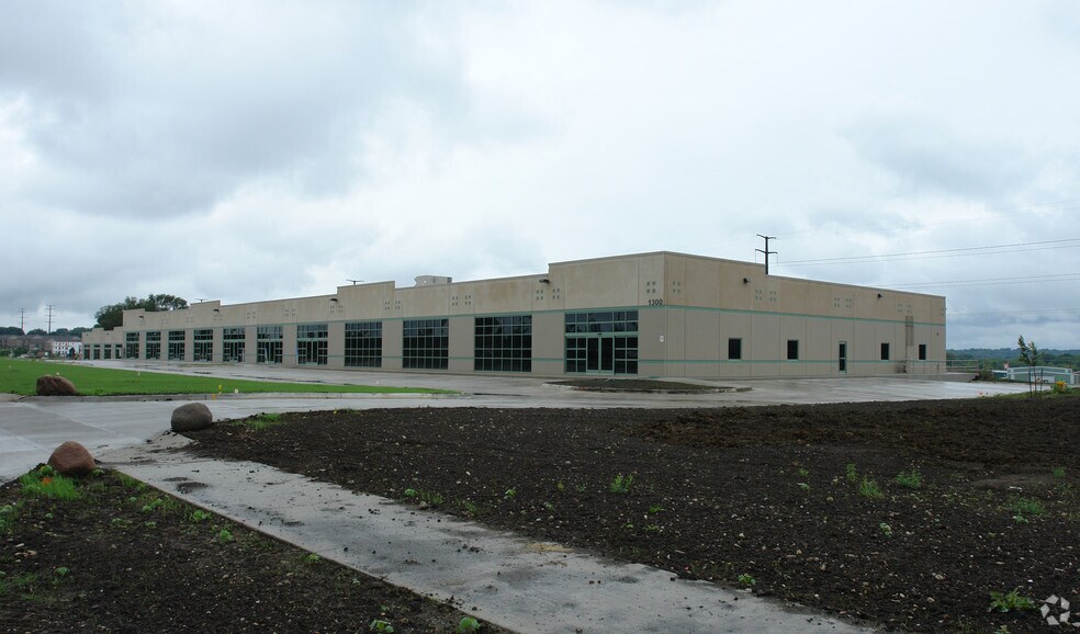 1300 Metro East Dr, Pleasant Hill, IA for lease - Building Photo - Image 3 of 6