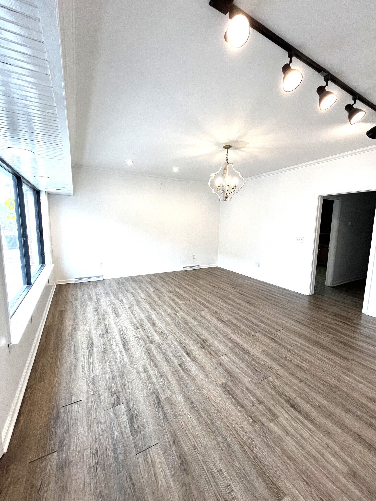 25 W King St, Shippensburg, PA for lease Interior Photo- Image 1 of 16