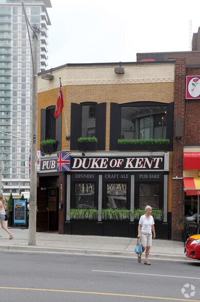 2315 Yonge St, Toronto, ON à louer - Photo du bâtiment - Image 2 de 2