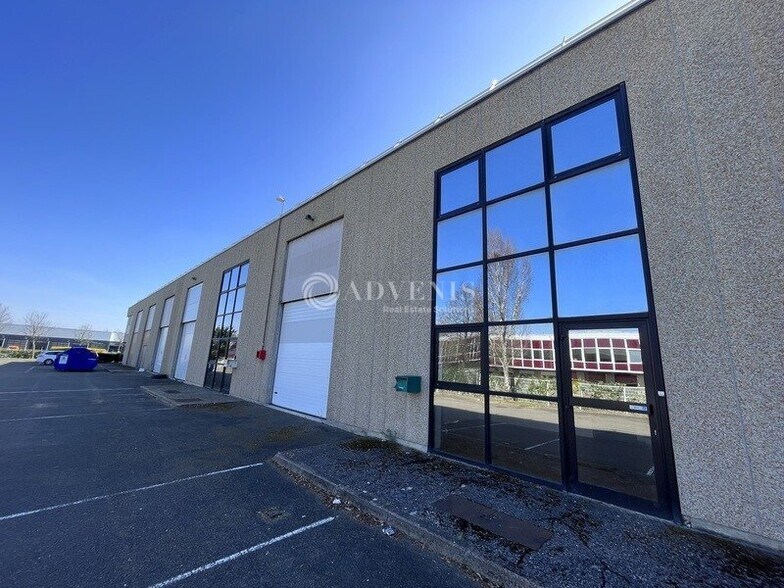 24 Rue Marie Curie, Coignières à louer - Photo du bâtiment - Image 3 de 8