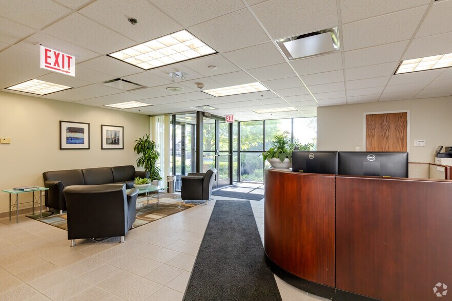 1950 S Batavia Ave, Geneva, IL à louer - Hall d’entrée - Image 3 de 14