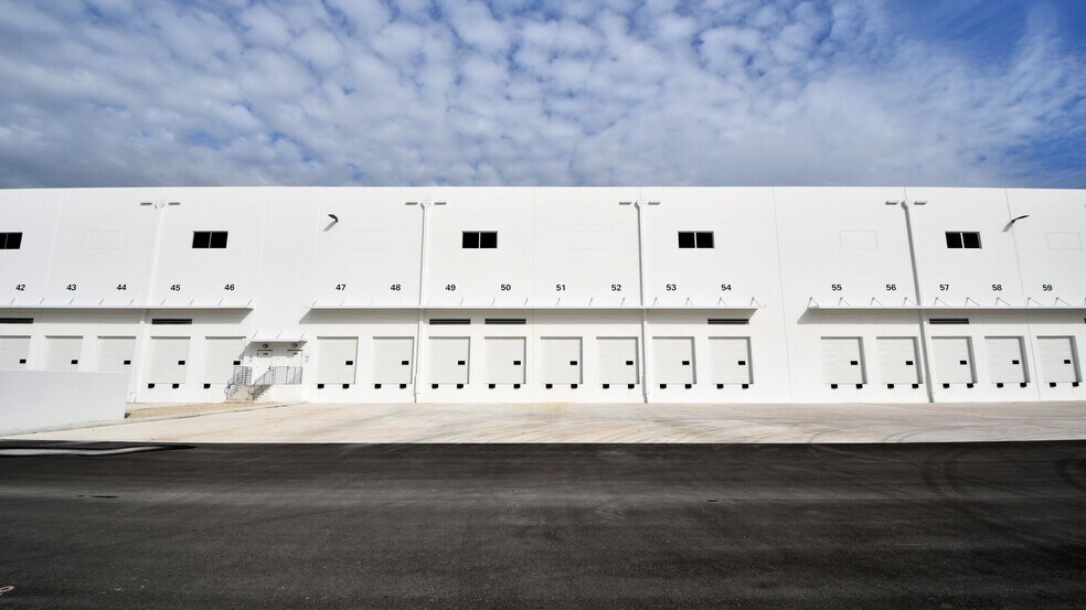 3500 SW 20th St, Pembroke Park, FL à louer - Photo du bâtiment - Image 3 de 18