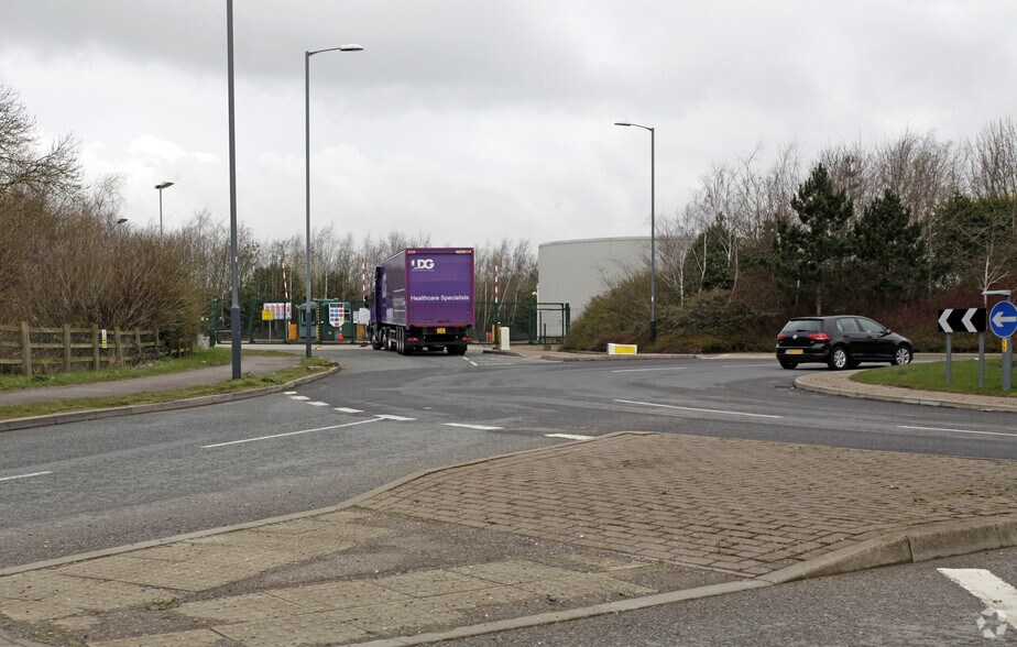 661 Castle Mound Way, Rugby à louer - Photo du bâtiment - Image 2 de 7