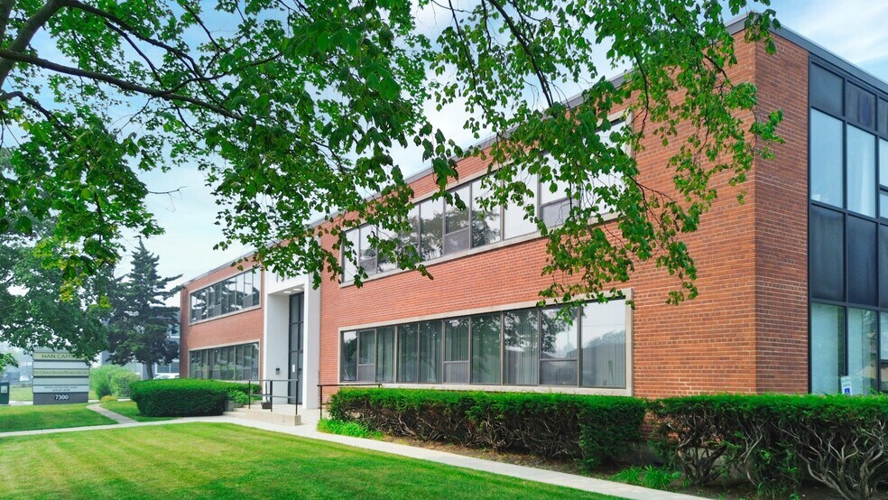 7300 N Cicero Ave, Lincolnwood, IL à vendre - Photo du bâtiment - Image 2 de 62