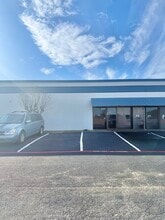 2601-2621 Aero Dr, Grand Prairie, TX à louer Photo du bâtiment- Image 1 de 8