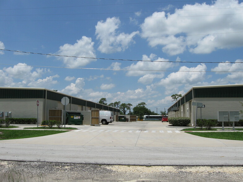 101-115 Hangar Rd, Kissimmee, FL à louer - Photo du bâtiment - Image 2 de 3