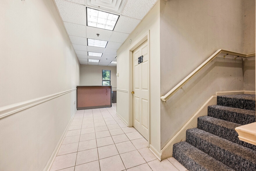 5 Ilene Ct, Hillsborough, NJ for lease - Building Photo - Image 3 of 17