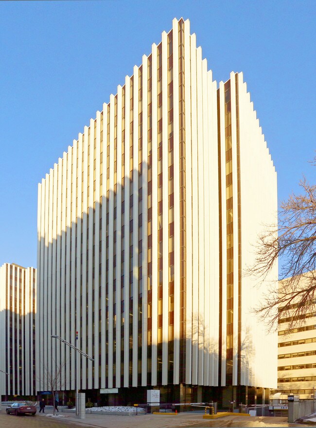 Plus de détails pour 9915 108th St NW, Edmonton, AB - Bureau/Commerce de détail, Commerce de détail à louer