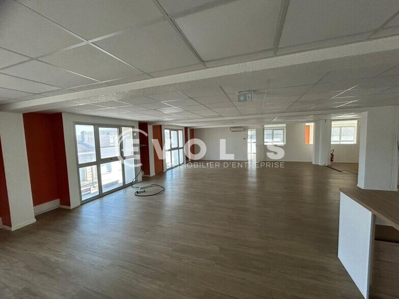 Office in Bordeaux for lease - Building Photo - Image 2 of 10