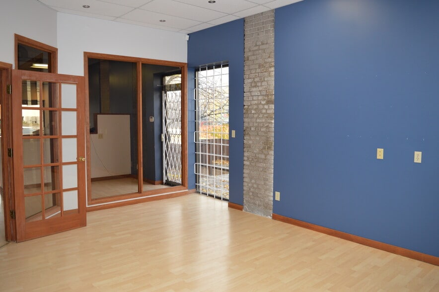 11904 113 Av, Edmonton, AB à louer - Photo du bâtiment - Image 2 de 6