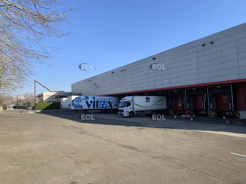 Flex dans Maurepas à louer - Photo du bâtiment - Image 3 de 12