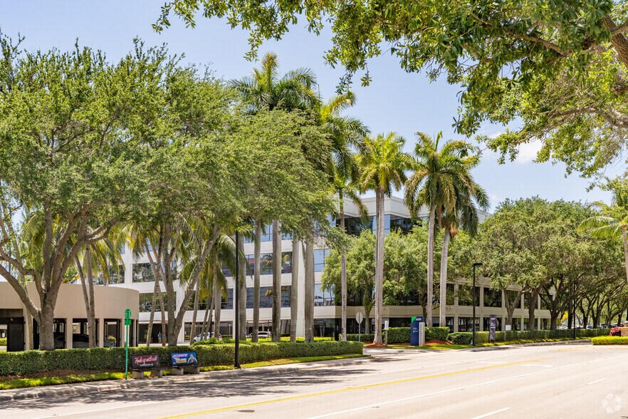 6100 Waterford District Dr, Miami, FL à louer - Photo du bâtiment - Image 2 de 6