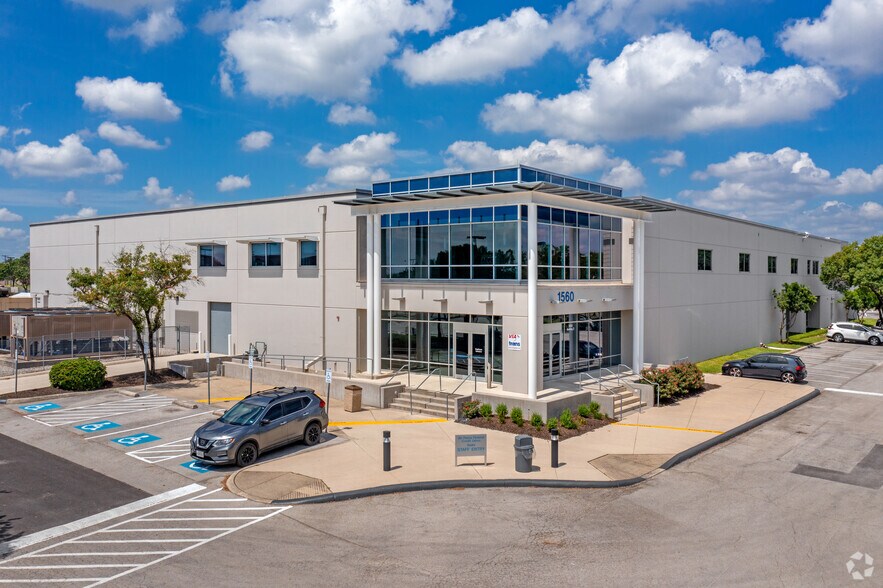 151 Technology Center portefeuille de 2 propriétés à vendre sur LoopNet.ca - Photo du bâtiment - Image 3 de 7