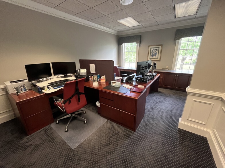 801 Virginia Village Dr, Glen Allen, VA for sale - Interior Photo - Image 2 of 7