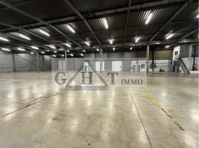 Industrial in Louvres for lease - Building Photo - Image 2 of 3