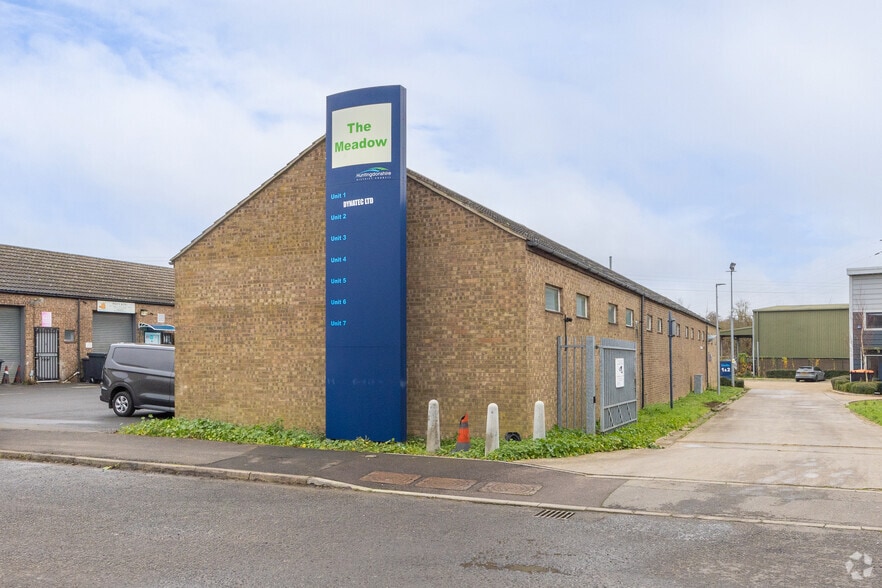 8 Alms Close, Huntingdon for lease - Building Photo - Image 2 of 2