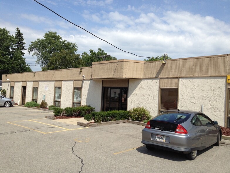 526 W Wisconsin Ave, Appleton, WI for lease - Building Photo - Image 2 of 15
