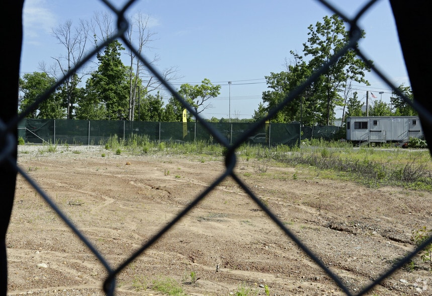 2875 Veterans Rd W, Staten Island, NY à vendre - Photo du bâtiment - Image 3 de 13