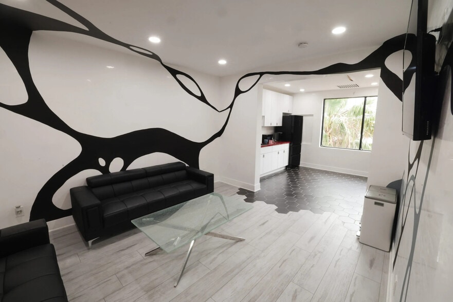 Prime NoHo Arts District Creative Hub portfolio of 2 properties for sale on LoopNet.ca - Interior Photo - Image 2 of 20