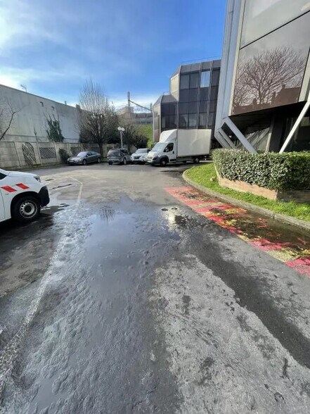 Commerce de détail dans Malakoff à louer - Photo du bâtiment - Image 2 de 12