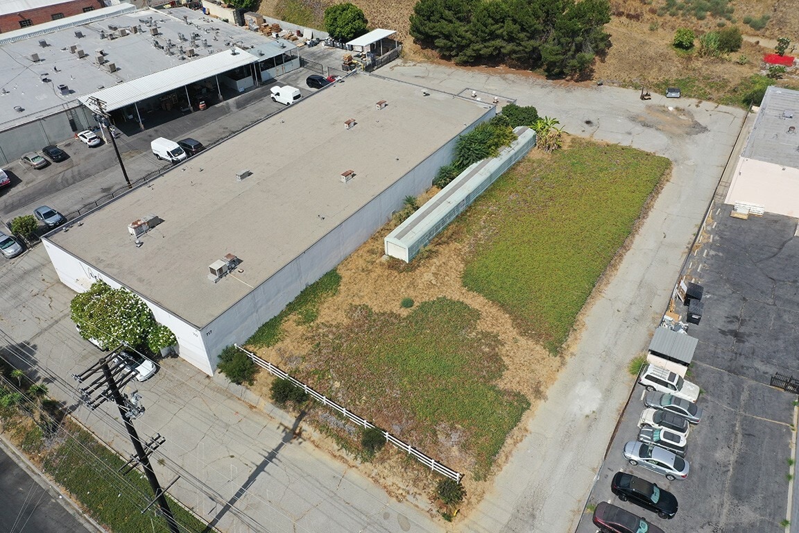 711-717 Monterey Pass Road portefeuille de 2 propriétés à vendre sur LoopNet.ca Photo du bâtiment- Image 1 de 12