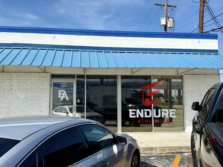 5310-5312 Jackwood Dr, San Antonio, TX for lease - Building Photo - Image 2 of 3