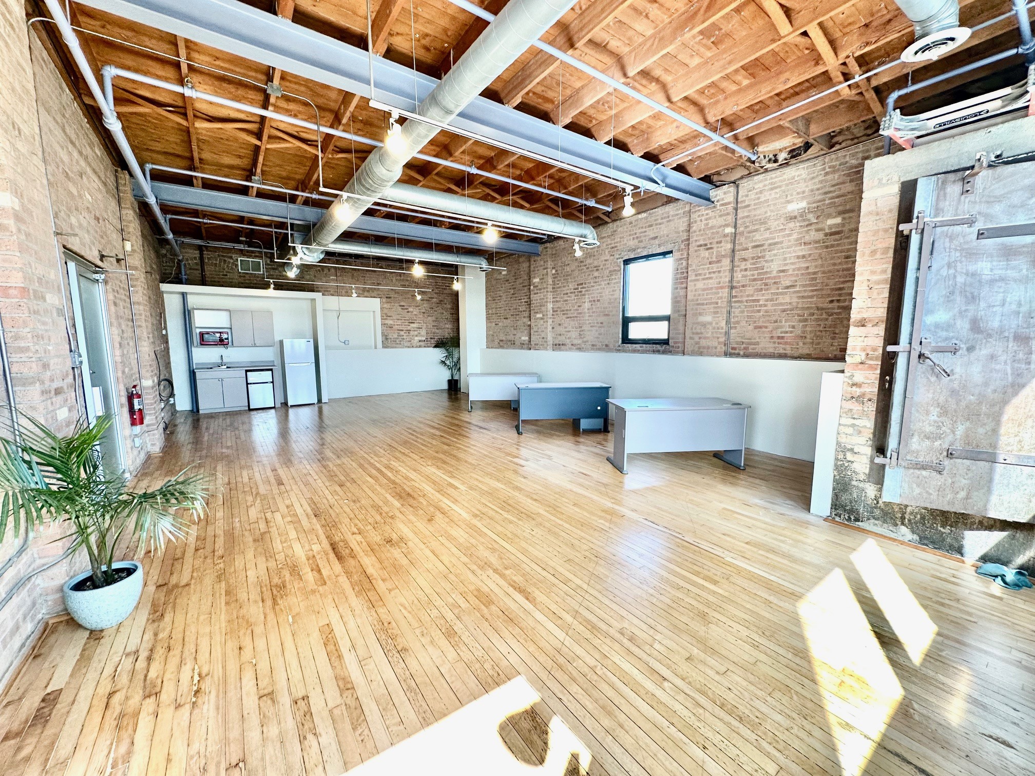 2041-2049 W Grand Ave, Chicago, IL for lease Building Photo- Image 1 of 2